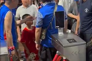 身着武磊球衣就被骂?警方通报：3人为发泄情绪对男童父亲指责谩骂