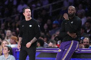 湖人vs76人直播_湖人vs76人比赛回放_NBA高清直播在线观看