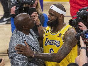 湖人vs76人直播_湖人vs76人比赛回放_NBA高清直播在线观看
